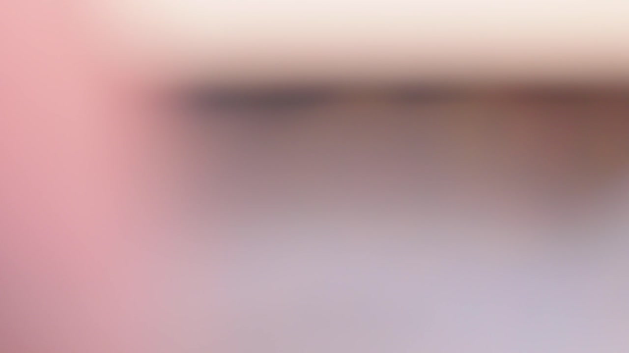 누군가 시리얼 패을 열어요.