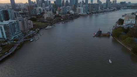 Unglaubliche-Aufnahme-Von-Brisbane-Vom-Himmel-Bei-Sonnenuntergang