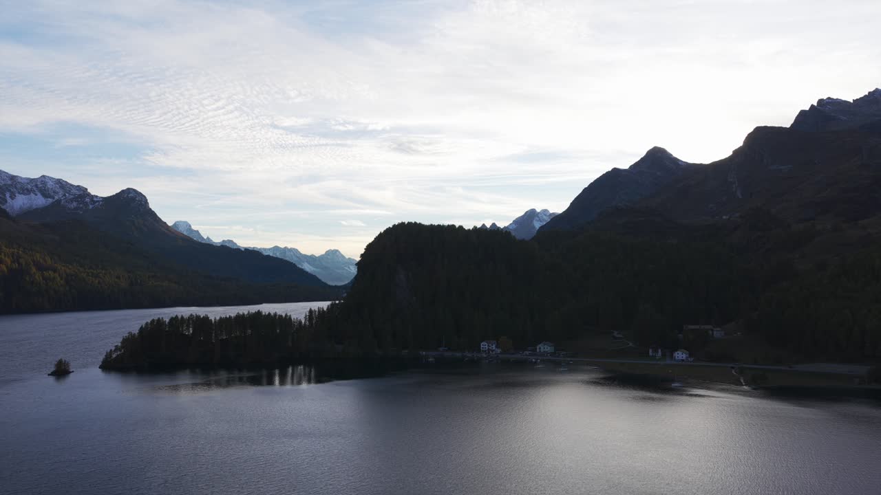 Alpelandsbyen Maloja og Sils-søen om efteråret i Engadin, Schweiz. Luftfoto fremad med plads til tekst.