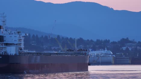 El-Granelero-Yangtze-Xing-Zhong-Hace-Que-La-Escala-En-El-Puerto-Sea-Estática