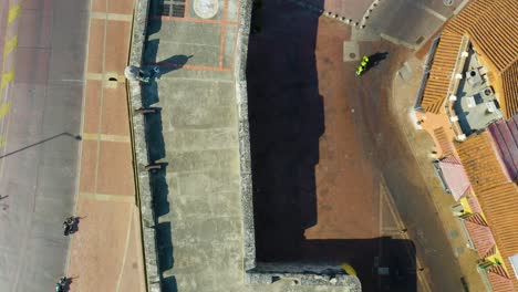 Vogelperspektive-Von-Oben-Nach-Unten-Auf-Die-Mauer,-Die-Die-Altstadt-Von-Cartagena-Bewacht