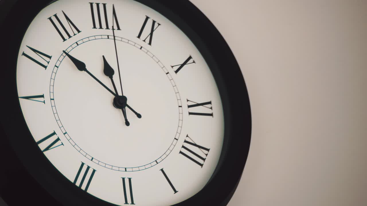Time lapse di un orologio da parete che si muove velocemente nel tempo. Orologio da parete con numeri romani su sfondo bianco.