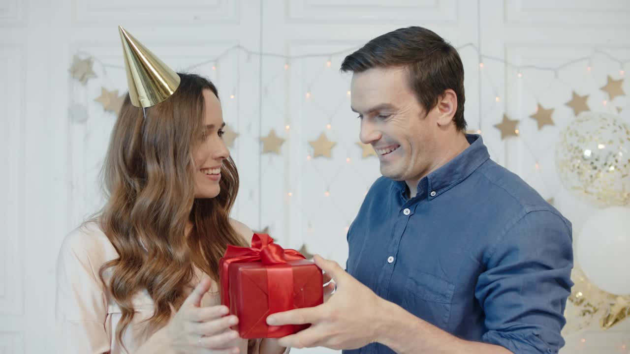 거실에서 새해 선물을 받고 놀란 아내.