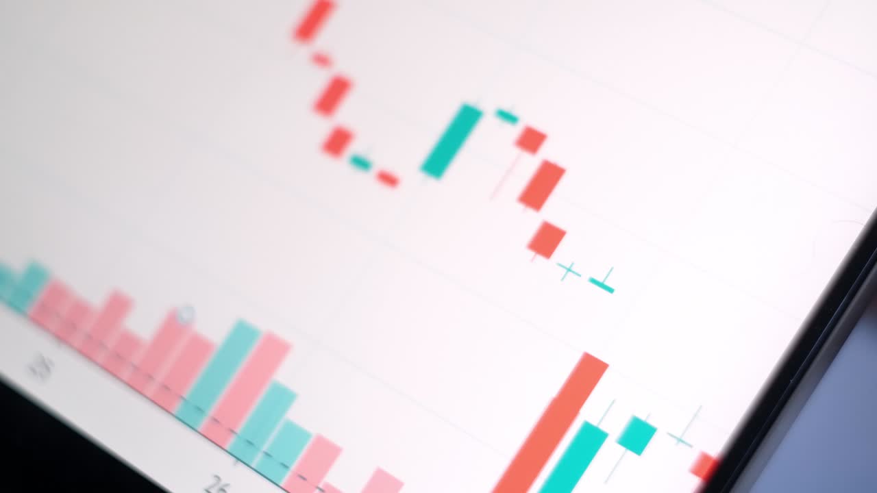 el hombre de negocios analiza el mercado de ventas. la vista posterior del corredor de bolsa está trabajando con el mercado financiero en la oficina nocturna. las cotizaciones de negocios en el bucle de la pantalla. el gráfico de comercio financiero en la pantalla digital.