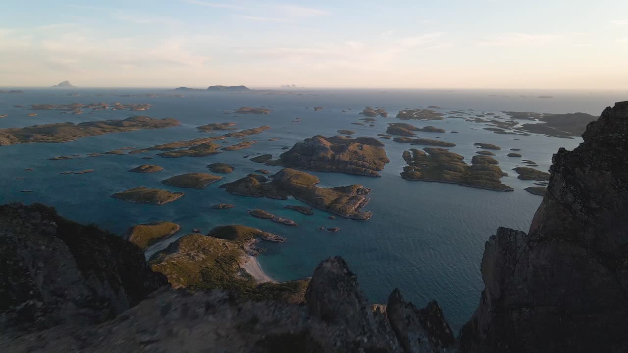 Uno splendido panorama che si apre dalla vetta più alta dell'isola di Rødøya, Rødøyløva