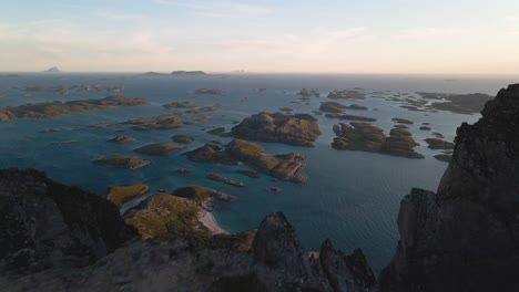 Ein-Wunderbares-Panorama,-Das-Sich-Vom-Höchsten-Gipfel-Der-Insel-Rødøya,-Rødøyløva,-Eröffnet