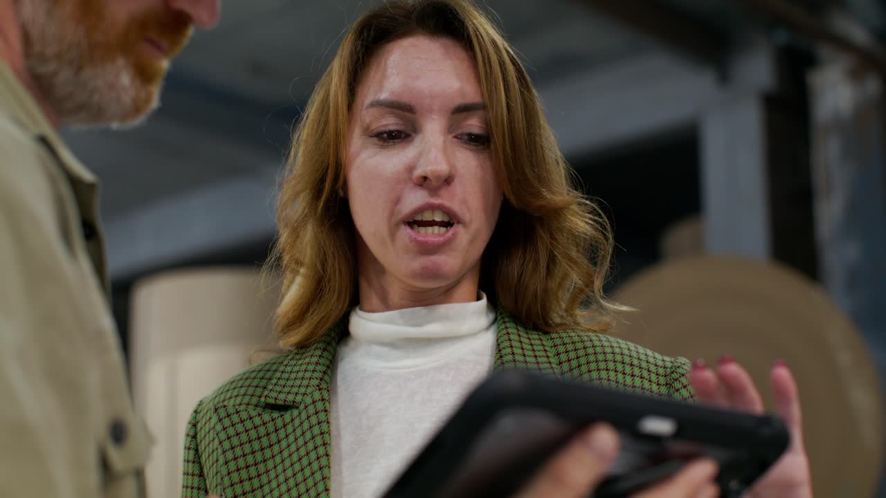 discusión de negocios en una fábrica