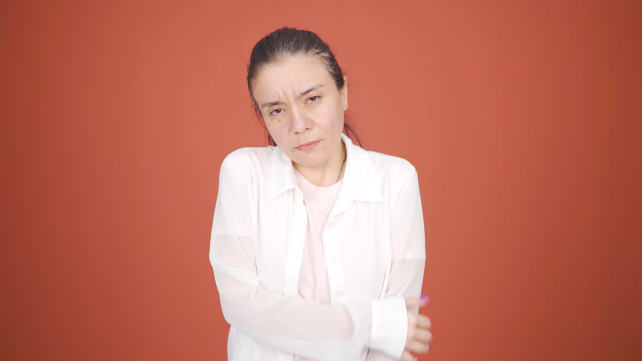 피곤해 보이는 여자.