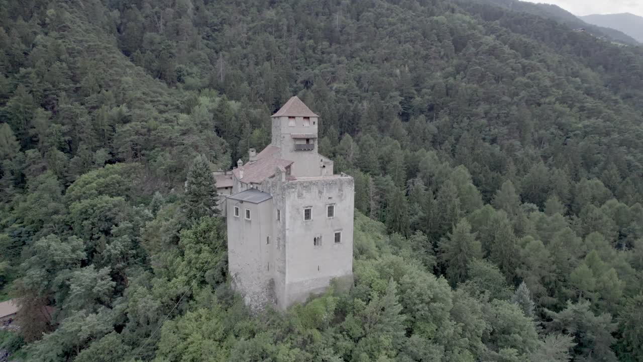 el video orbita los medios a la derecha con un dron sobre el castillo o la torre de natruno