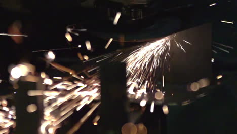 cortar metal con un molinillo angular haciendo que la luz brille en el taller cercano