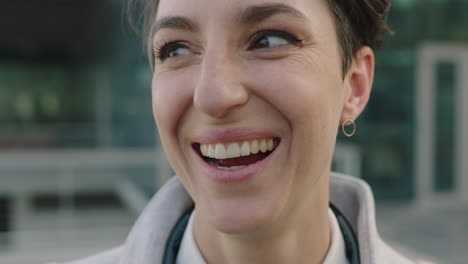 retrato de una exitosa mujer de negocios caucásica internándose riendo alegremente de cerca del teléfono inteligente