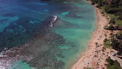 Vista-Panorámica-Hacia-Abajo-Del-Abejón-Aéreo-De-Hawái-De-La-Bahía-De-Hanauma