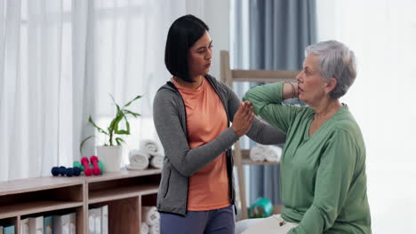 ayuda, estiramiento y fisioterapia para personas mayores