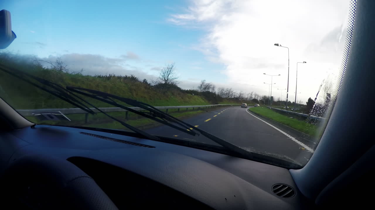 자동차를 운전하는 사람을 촬영하는 사람