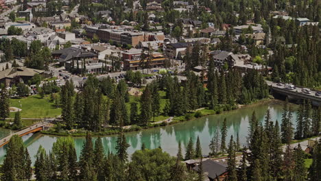 Banff-Ab-Canada-Vuelo-Aéreo-Con-Drone-V39-Con-Zoom-Lejos-Del-Centro-De-La-Ciudad-Capturando-Un-Pintoresco-Paisaje-Urbano-Junto-Al-Prístino-Río-Bow-Rodeado-De-Cadenas-Montañosas---Filmado-Con-Mavic-3-Pro-Cine---Julio-De-2023