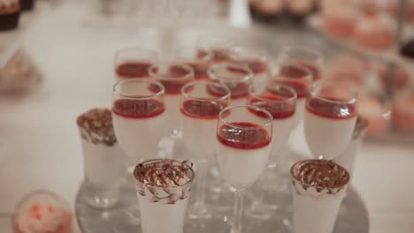 Un-Primer-Plano-De-Postres-Dulces,-Cremosos-Y-Deliciosos,-Como-La-Panna-Cotta-Con-Varios-Aderezos