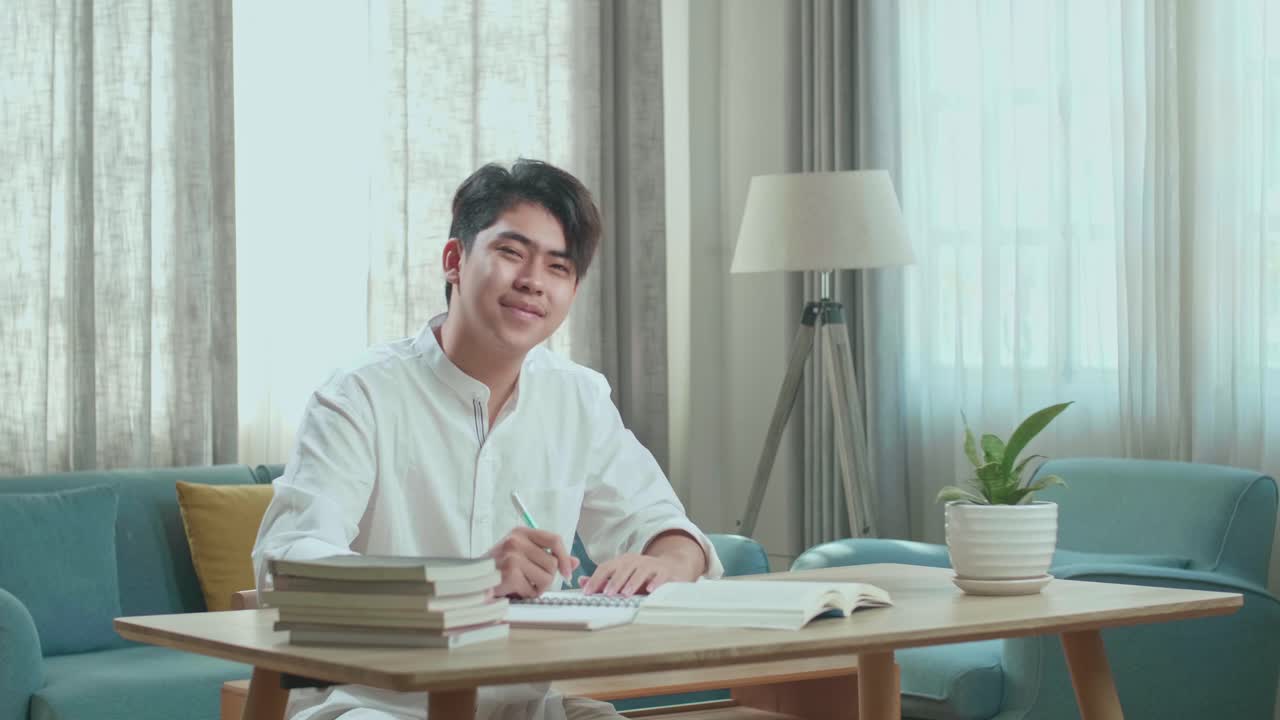 집에서 공부하는 젊은이