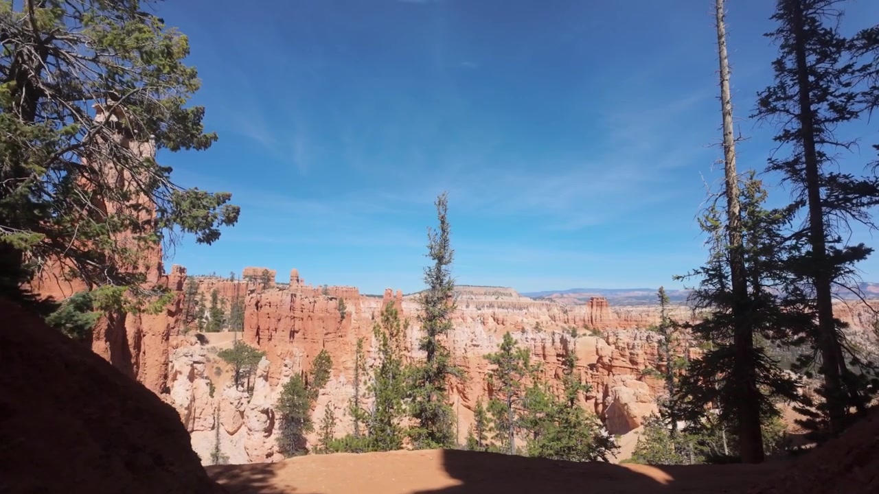 Escursione attraverso un tunnel di arenaria, che si apre su una spettacolare vista del sud-ovest americano di un canyon roccioso.