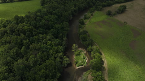 Exuberante-Vegetación-Verde-Y-Río-En-Oronoco,-Minnesota,-EE.UU.---Disparo-De-Drone