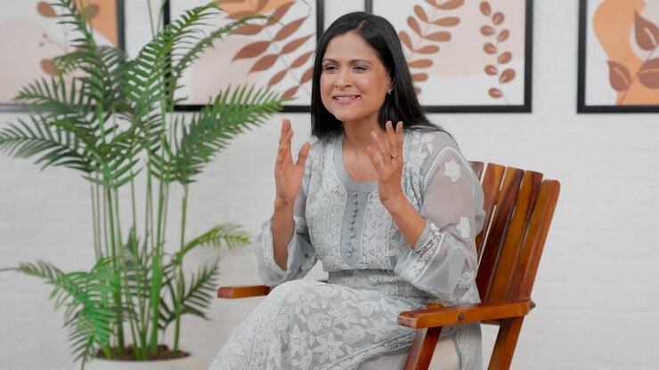 mujer de mediana edad apuntando a la izquierda para la colocación de productos