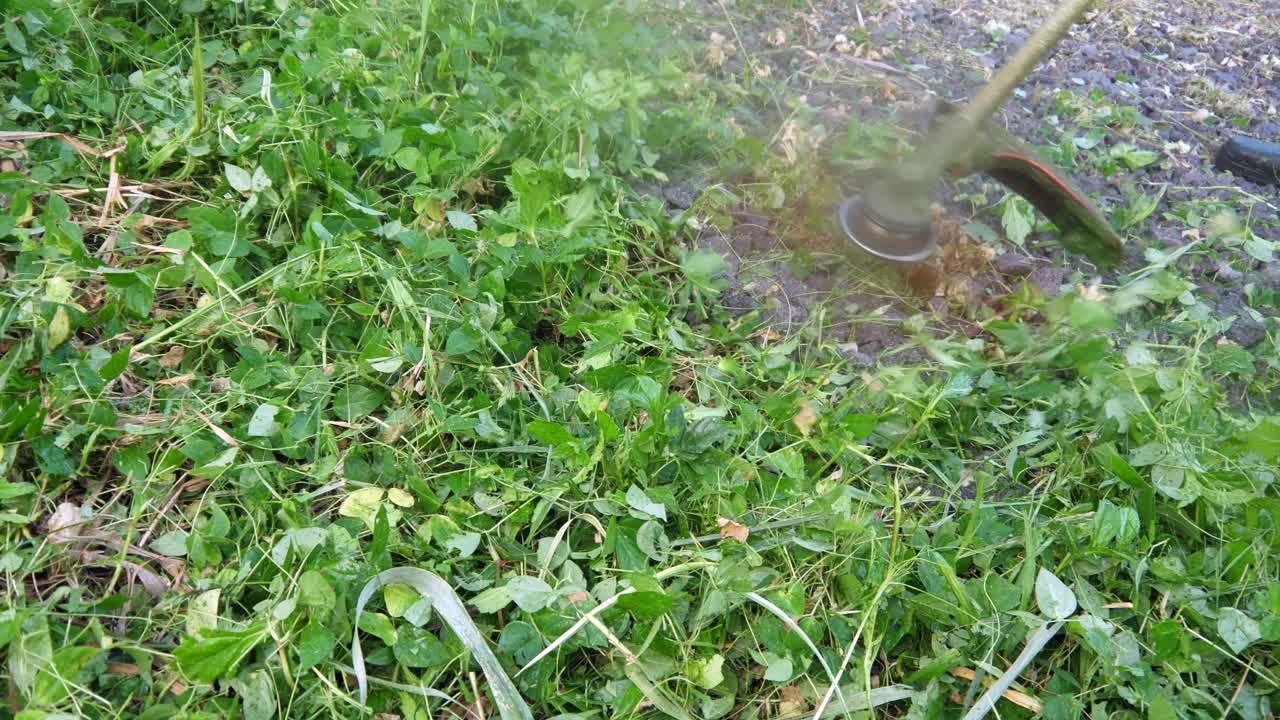 기계로 위에서 잡초를 먹는 사람의 클로즈업