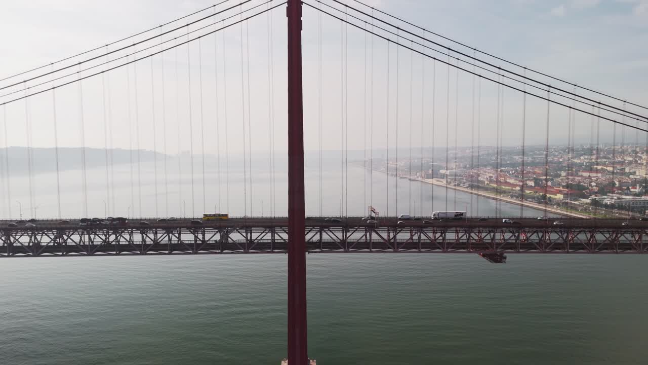 Traffico lungo il ponte sospeso Ponte 25 de Abril a Lisbona, Portogallo