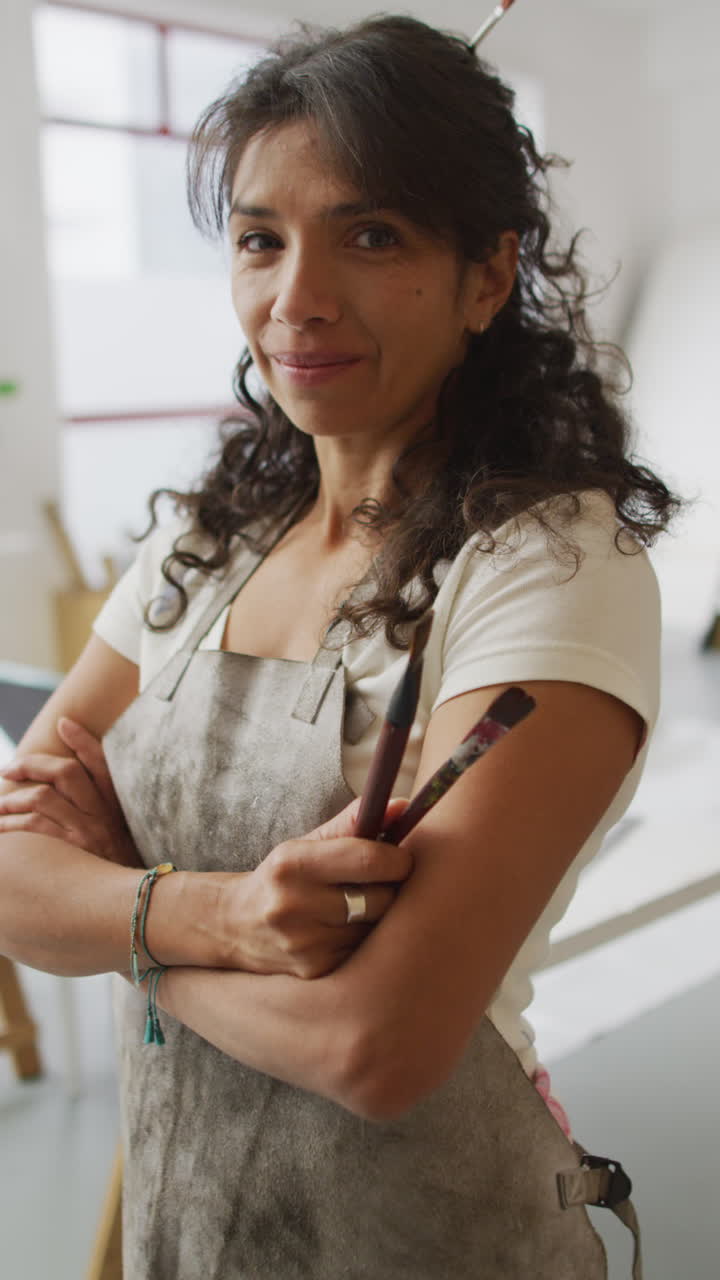 video vertical de una artista biracial mirando a la cámara en el estudio