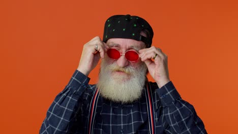 Seductive-senior-elderly-old-bearded-man-wearing-sunglasses,-charming-smile,-pointing-at-camera