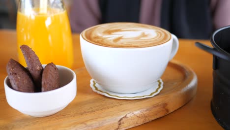 café y jugo de naranja con galletas