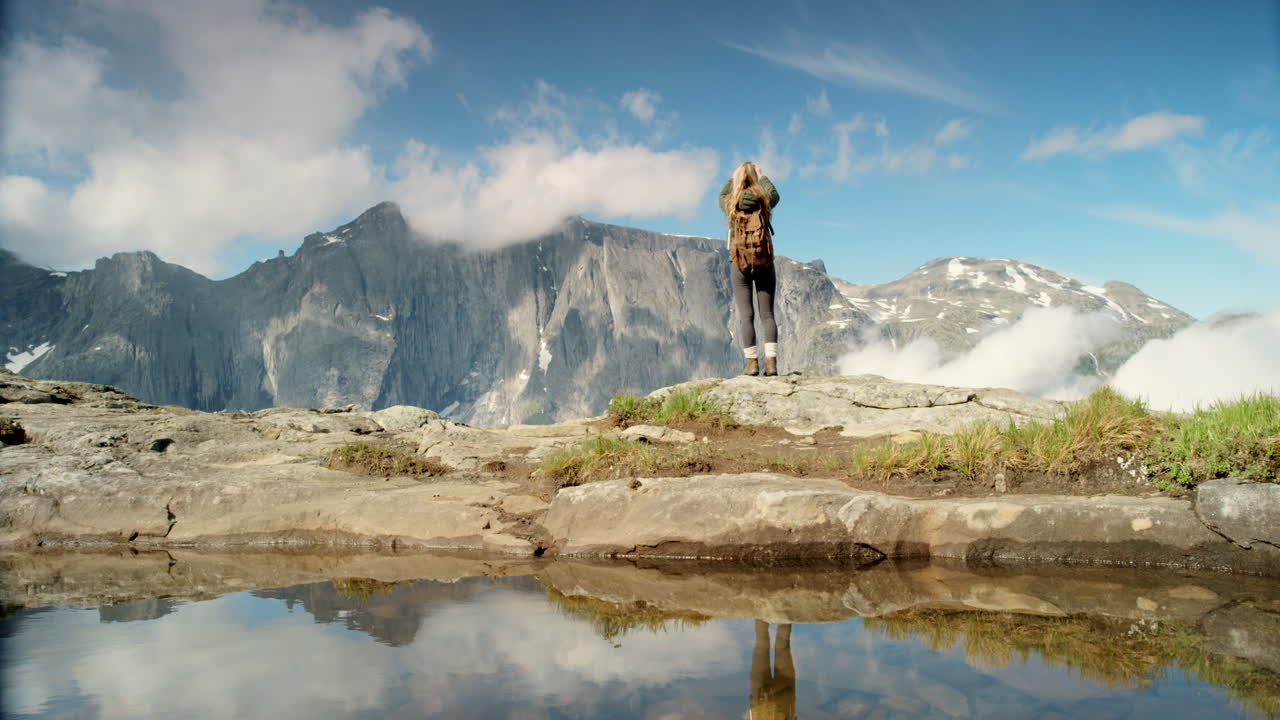 Mujer, excursión, en, montañas