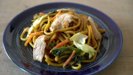 Fideos-Yakisoba-Salteados-Con-Pollo