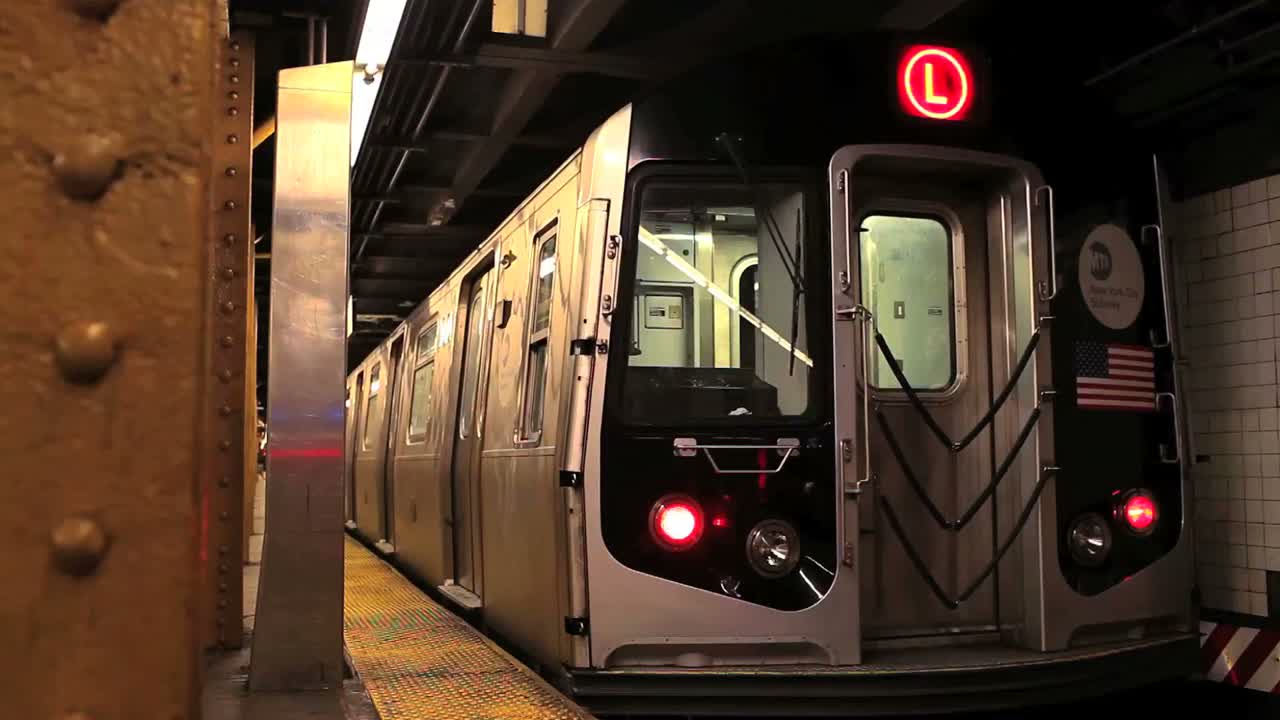 지하철 열차가 뉴욕시의 한 역에서 빠져나온다