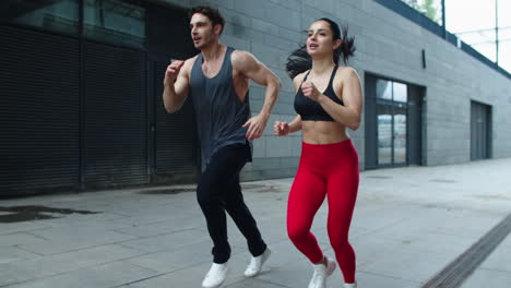 Pareja-Deportiva-Corriendo-Al-Aire-Libre-En-Cámara-Lenta.-Carrera-De-Entrenamiento-De-Hombre-Y-Mujer-Joven