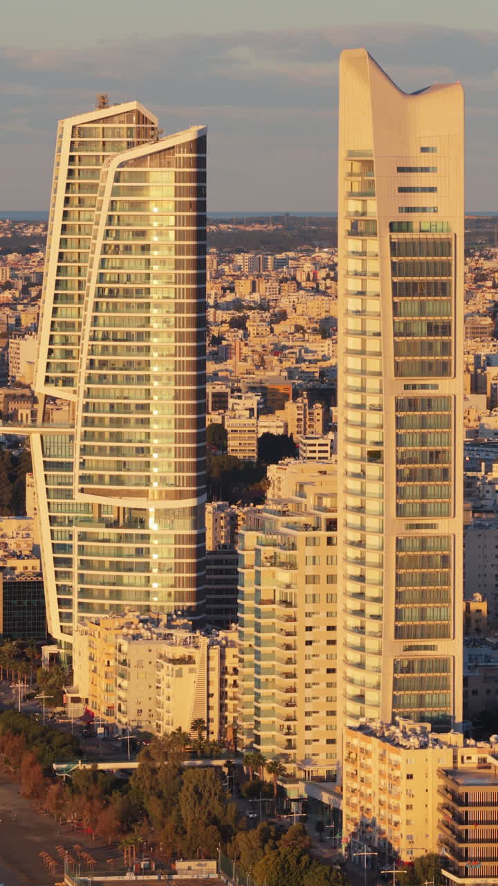 Vista aerea con drone di architettura contemporanea a grattacielo nel centro di Limassol. Verticale
