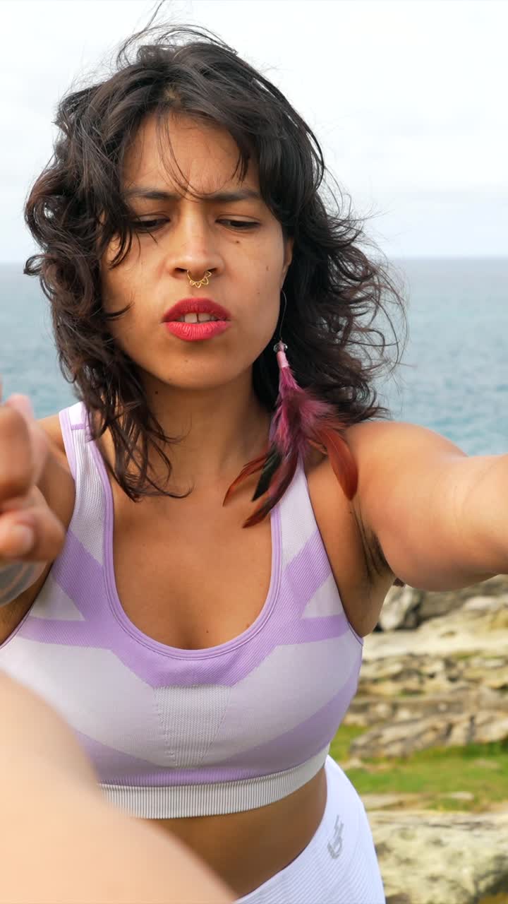 Dos mujeres haciendo ejercicio cogidas de la mano junto al mar