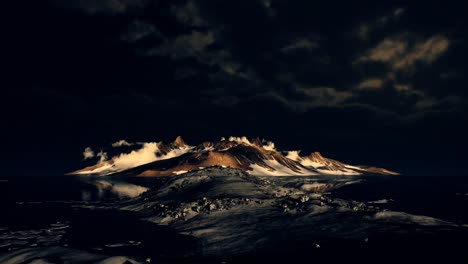 paisaje dramático en la antártida con una tormenta en camino