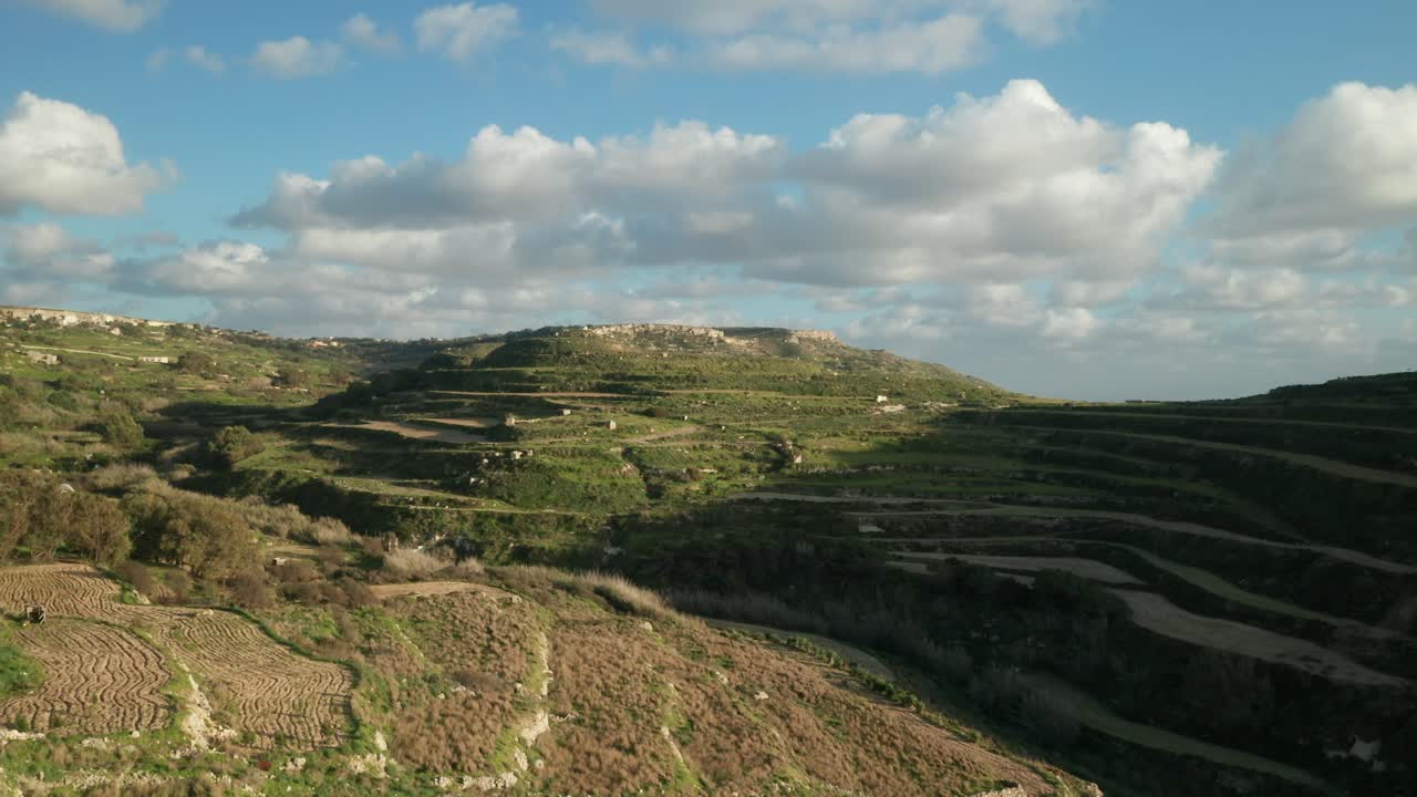 antena: campos de arroz en malta en invierno durante la tarde soleada