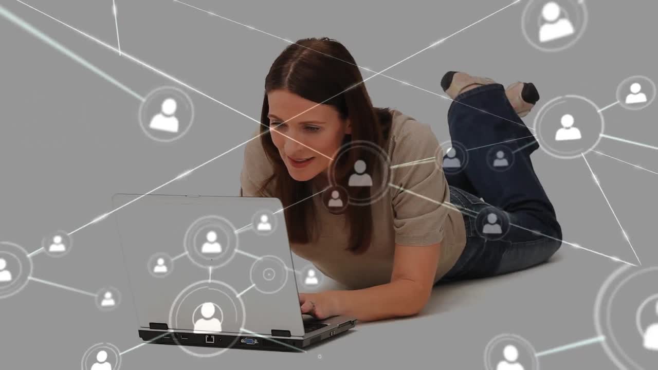 animación de la red de conexiones a través de una estudiante usando una computadora portátil desde casa