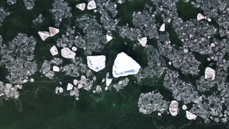 Aumento-De-Imágenes-De-Drones-De-Trozos-De-Hielo-En-El-Lago-Huron