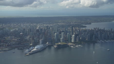 el centro de vancouver y bc place disparo de helicóptero mirando al oeste hacia el puerto de carbón en columbia británica