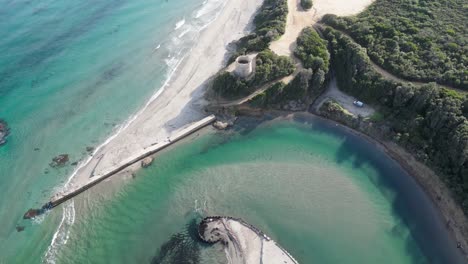 Clip-Cinematográfico-De-Un-Dron-Desde-Una-Torre-En-La-Playa-De-Aleria,-Corse