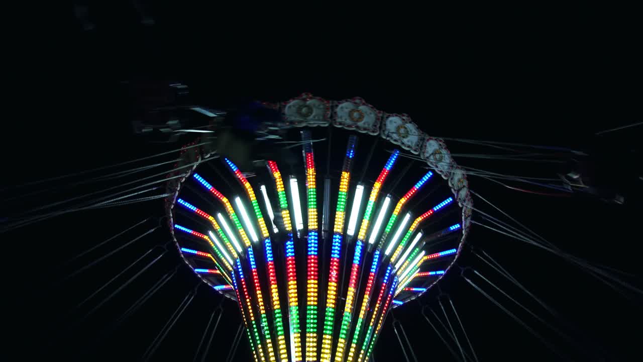 밤에는 페리스 과 흔들리는 조명 카루셀에 있는 젊은이들