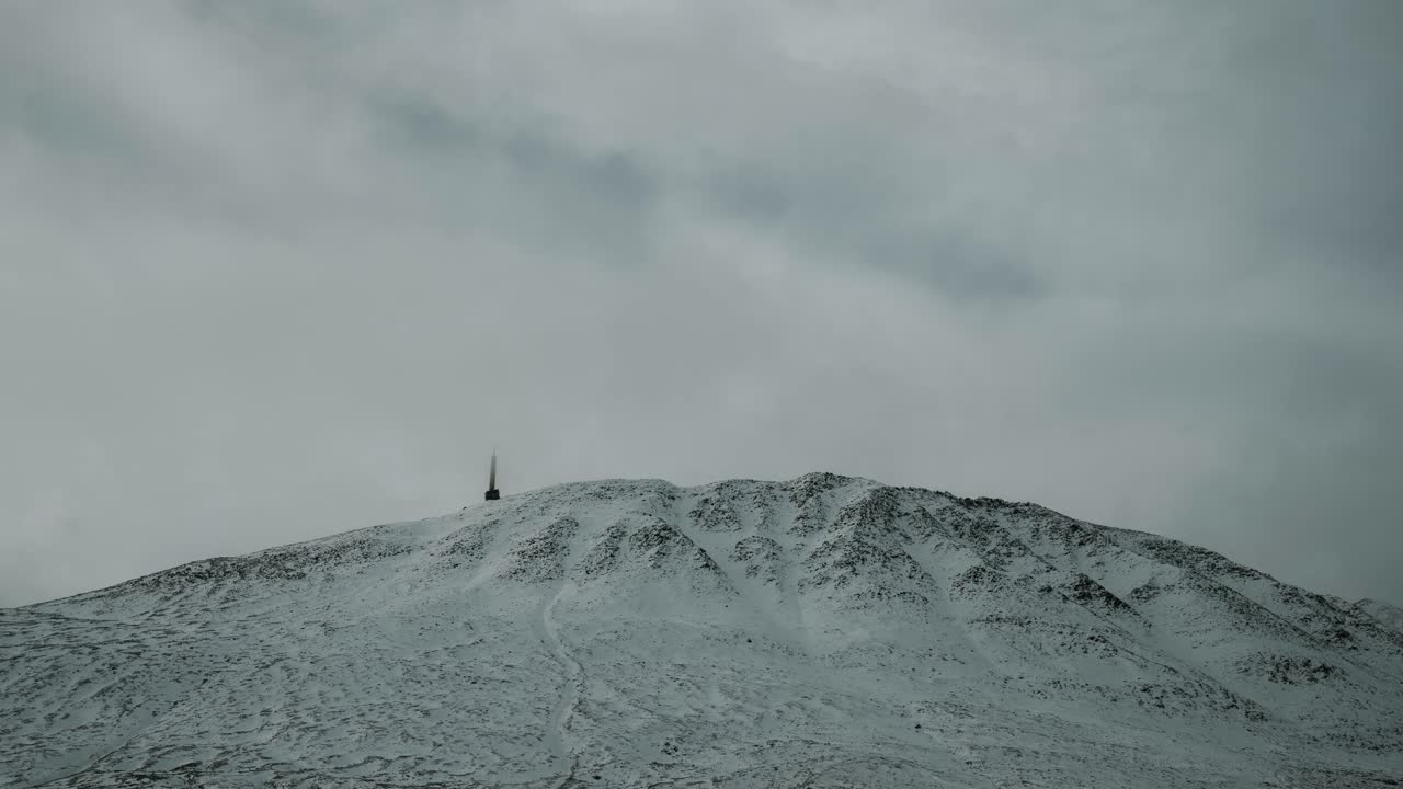 вершина покрытой снегом горы гаустатоппен в южной норвегии