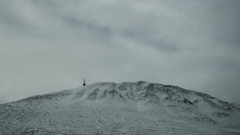 Oben-Auf-Einem-Schneebedeckten-Berg-Gaustatoppen-In-Südnorwegen