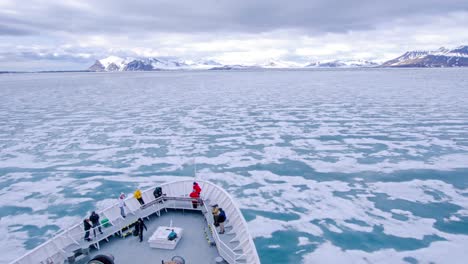 Eine-Pov-Zeitrafferaufnahme-Eines-Schiffes,-Das-Eisberge-Und-Touristen-Durchquert,-Die-Durch-Die-Bellsund-Bucht-Oder-Den-Fjord-In-Norwegen-Fahren