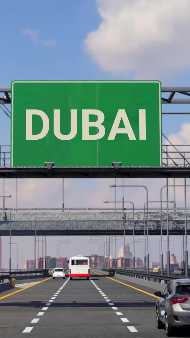 autopista de dubai con avión en el cielo