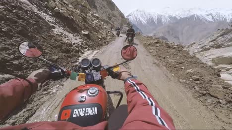 Punto-De-Vista-De-Andar-En-Bicicleta-Por-Peligrosas-Carreteras-Offroad-Del-Himalaya-En-El-Valle-De-Spiti-En-Nako,-Himachal-Pradesh,-India