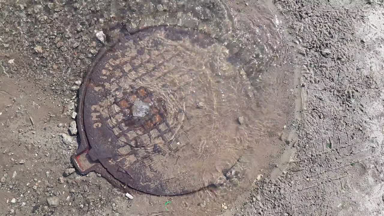 agua de la escotilla de alcantarillado