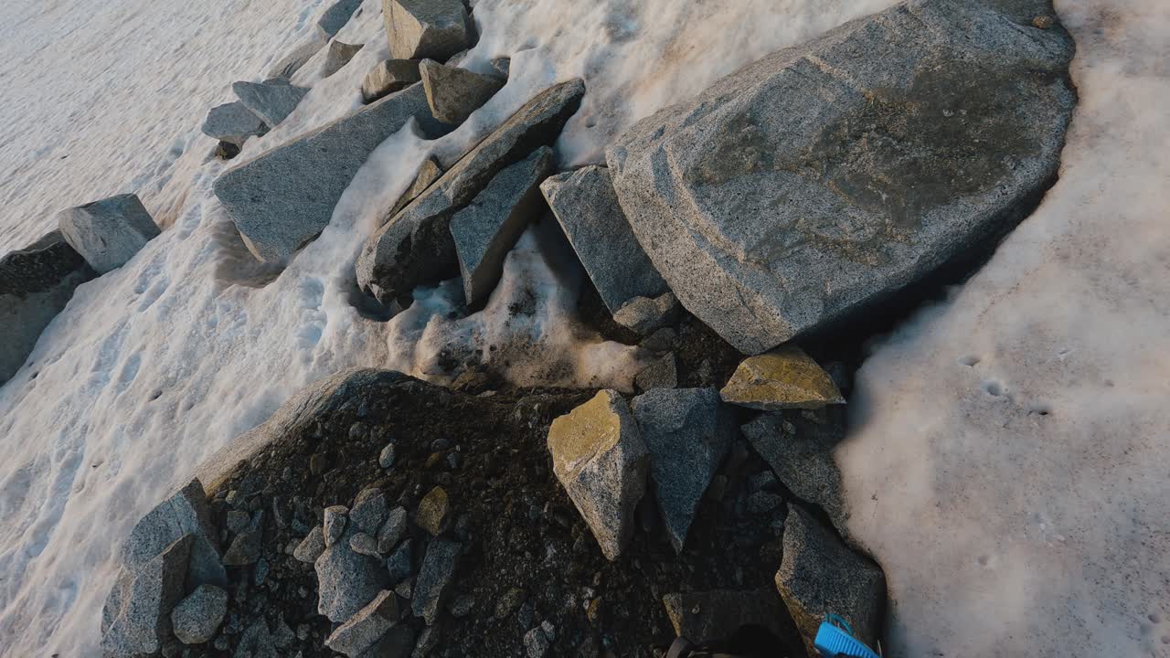 얼어붙은 산에서 등산객 식수 pov