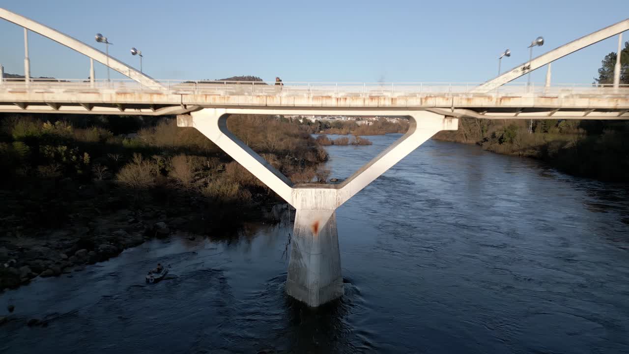 스페인의 미뇨 강에서 거꾸로 공중 촬영, 멋진 초목, 산과 푸른 하늘이 있는 수평선